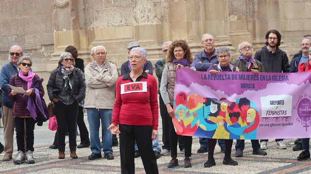 La Revuelta de Mujeres de la Iglesia en Murcia reúne a un centenar de personas bajo el lema 'Este es mi cuerpo'