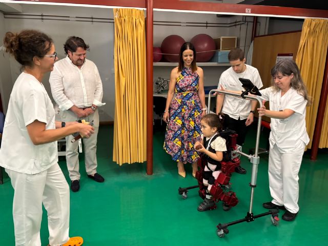 La Arrixaca incorpora un exoesqueleto para niños con patologías neurológicas y motoras
