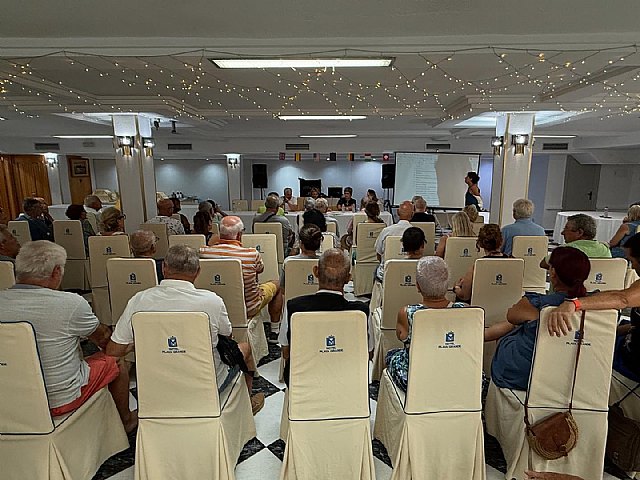 Ginés Campillo, alcalde de Mazarrón, se reúne con los vecinos de Playa Grande para escuchar sus propuestas y necesidades