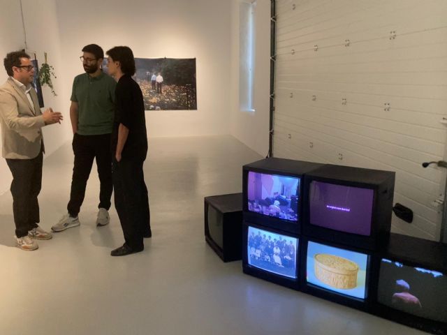 El Centro Párraga muestra las imágenes familiares generadas con IA y las flores fundidas en aluminio de Marc Mateos Monteagudo
