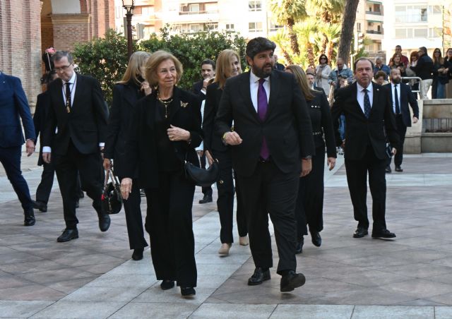 López Miras asiste a la procesión de los Salzillos y destaca que la presencia en ella de la Reina Do&ntilde;a Sofía 'da cuenta de la trascendencia de la Semana Santa en la Región'