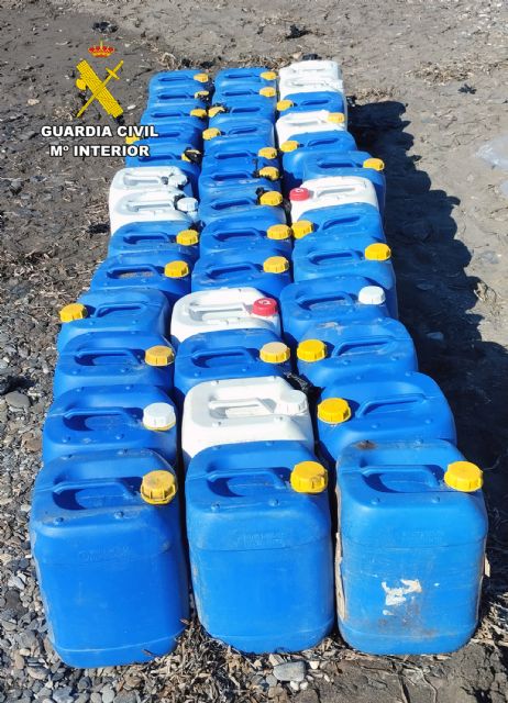 La Guardia Civil detiene a dos personas en una playa de Lorca cuando cargaban garrafas de combustible en una lancha