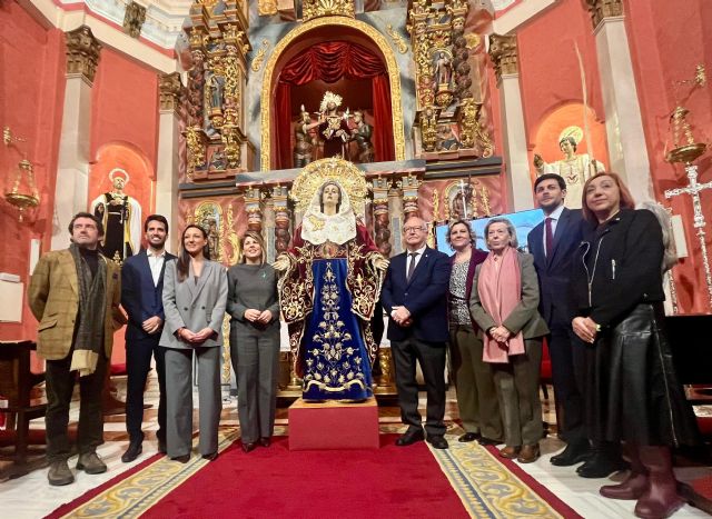 La Comunidad entrega a los 'californios' la Virgen del Primer Dolor tras su rehabilitación en el Centro de Restauración de la Región