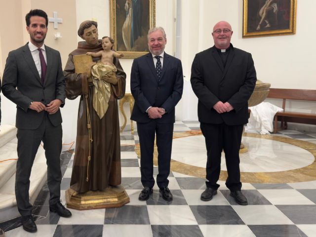 La Comunidad devuelve a Mazarrón la imagen restaurada de San Antonio, patrón del municipio