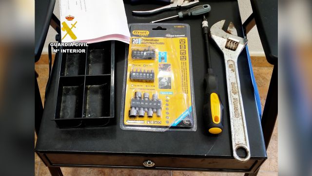 La Guardia Civil detiene a tres individuos por sendos robos en comercios de la Comarca del Noroeste