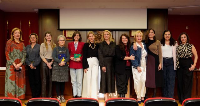 María del Mar Carrillo, primera presidenta del Real Murcia, y Helena Rivera, referente del Turno de Oficio, Premios Mujeres que Inspiran 8M de ICAMUR
