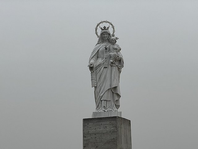 Inaugurado el mural artístico y la imagen monumental de la Virgen del Carmen en la bocana del muelle pesquero