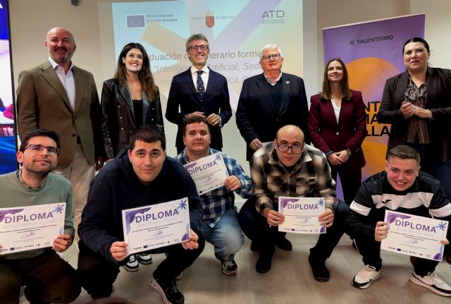 La Comunidad forma a 30 personas con autismo en el manejo de las herramientas de inteligencia artificial, las sedes electrónicas y banca digital