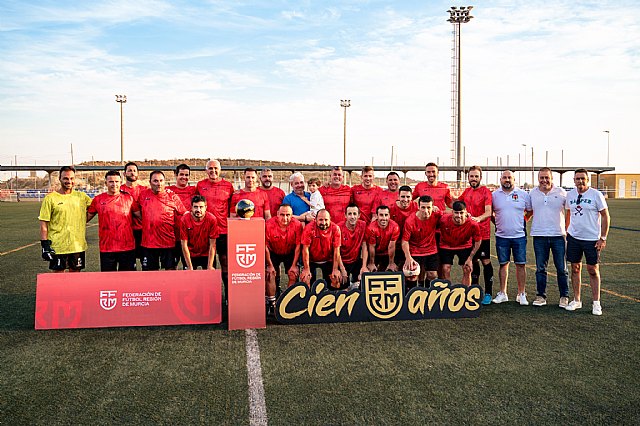 Mazarrón celebró el centenario de la Federación de Fútbol de la Región de Murcia con un partido de Leyendas