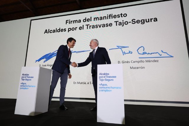 El alcalde de Mazarrón asiste al acto institucional contra el recorte del trasvase Tajo-Segura