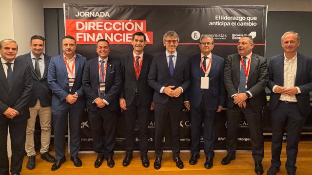El consejero de Hacienda defiende el modelo de moderación fiscal del Gobierno regional ante los directores financieros de destacadas empresas regionales y nacionales