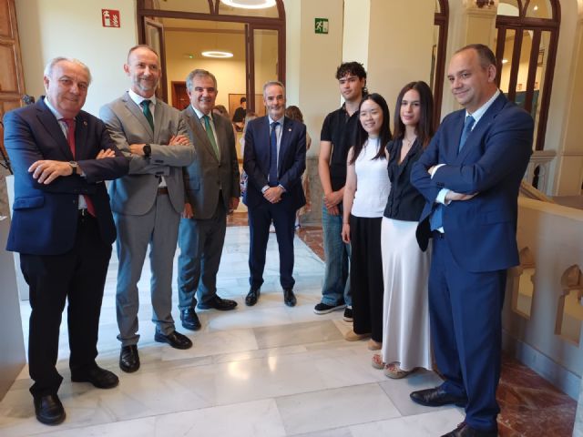 El consejero de Universidades e Investigación, Juan María Vázquez, reafirma el compromiso del Gobierno regional con la excelencia universitaria