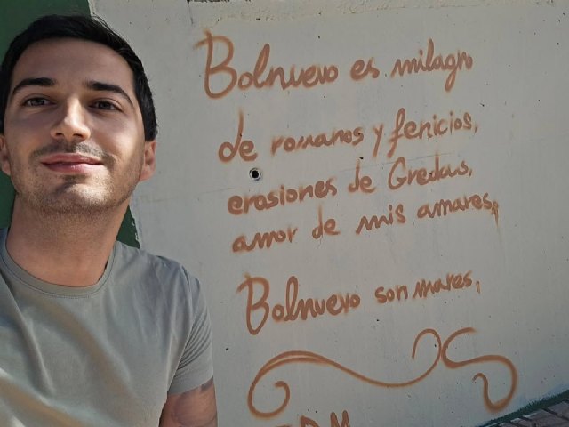 Amado Skills pinta mural con versos de José Daniel Martínez en Bolnuevo