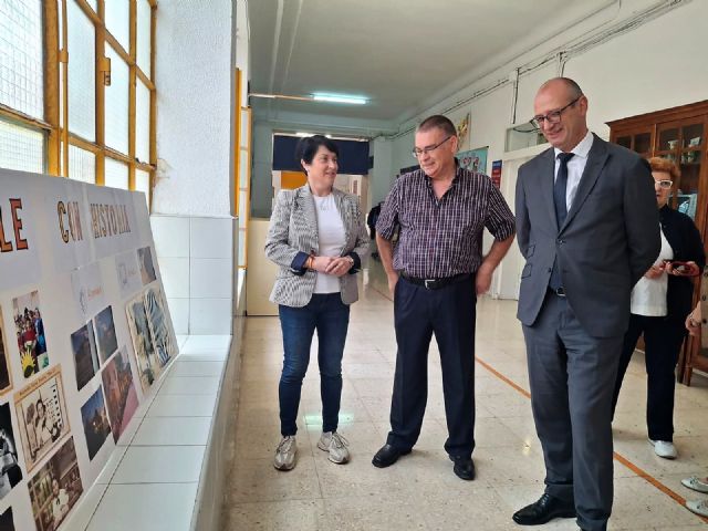 El consejero de Educación visita el colegio Cristo del Valle de Torreagüera, que celebra su centenario