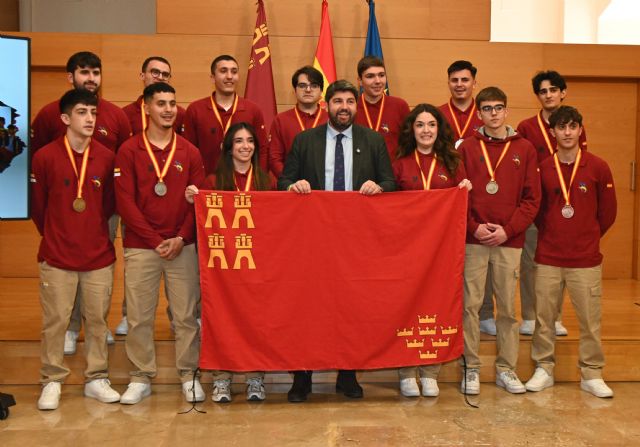 López Miras recibe al alumnado que ha hecho a la Región de Murcia subcampeona de las olimpiadas de la FP 'SpainSkills'