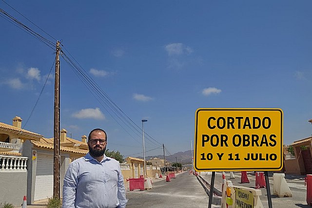 Cortes al tráfico por reasfaltado en Calle Isla de Cuba y Calle Vivero, en Puerto de Mazarrón