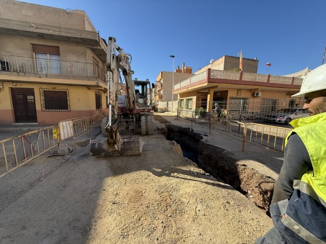 Visitan el avance de las obras de adecuación de los viales en la calle Depósito, en el barrio de San Isidro