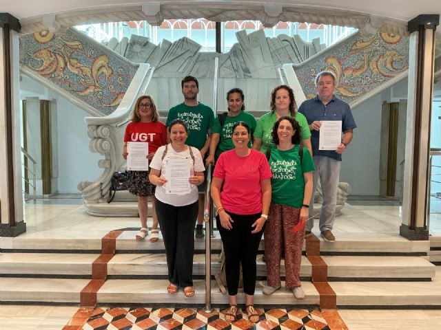 El grupo promotor de la ILP de Climatización e Infraestructura Escolar registra la iniciativa en la Asamblea Regional de Murcia