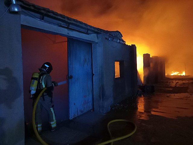 Incendio de dos camiones y una nave/almacén en Cañada de Gallego