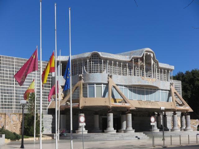 Banderas a media asta en la Asamblea Regional en señal de duelo por el fallecimiento del alcalde de Murcia, José Ballesta