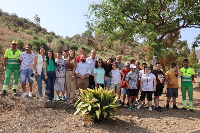 Más de 20 árboles plantados en el monte de Santa Catalina por jóvenes del Centro de Día y la iniciativa #Un Árbol por Europa