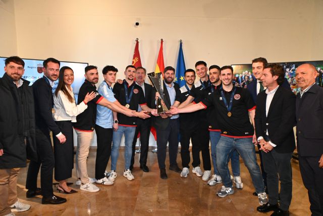 López Miras pone en valor que 'la mitad de la plantilla de la selección' de fútbol sala campeona de Europa 'ha nacido o juega en la Región de Murcia'
