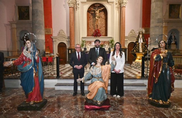López Miras entrega a la Cofradía del Perdón de Murcia las imágenes del paso del Calvario restauradas por la Comunidad