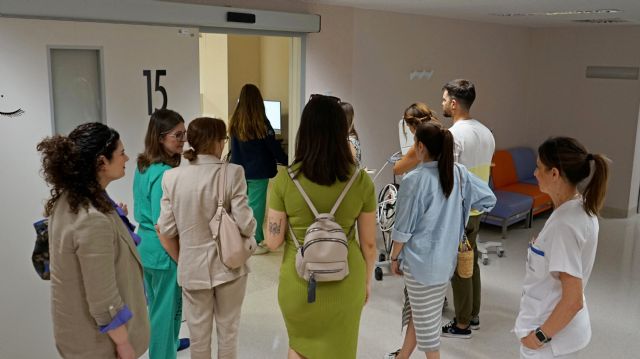 Más de 500 embarazadas han visitado el Hospital Maternal de la Arrixaca parar conocer el circuito que realizarán para dar a luz