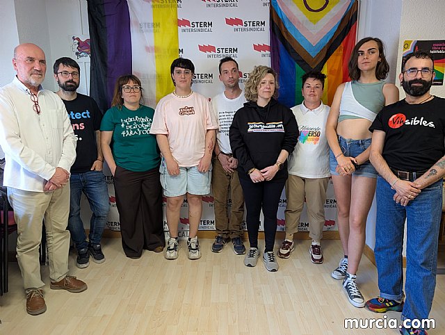 STERM y los colectivos LGTBIQ+ de Murcia exigen el cumplimiento inmediato de la Ley Trans en las aulas y presentan un protocolo completo ante el silencio de la Consejería de Educación
