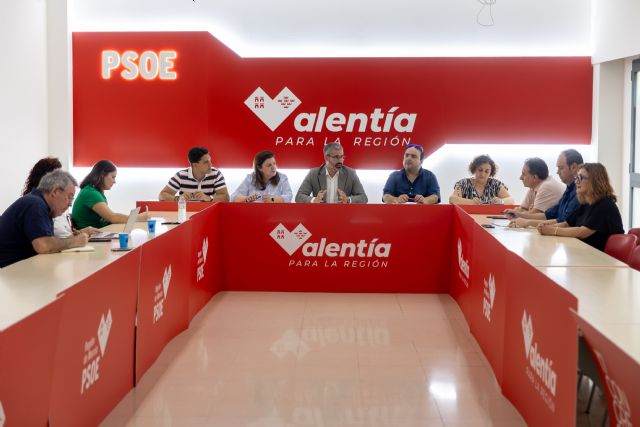El secretario general del PSRM-PSOE, Francisco Lucas, se ha reunido con los sindicatos representados en la Mesa Sectorial de Educación