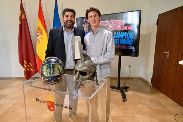 López Miras recibe al piloto murciano Máximo Quiles, flamante campeón del mundo: 'Sobre tu moto llevas el orgullo de toda una Región'