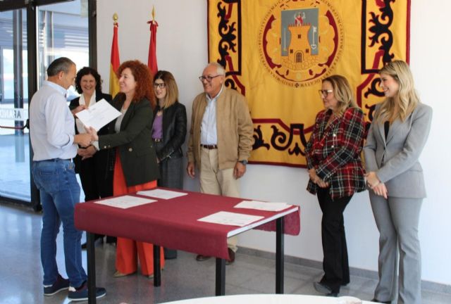 Un programa experiencial del SEF permite rehabilitar en Lorca el centro de día de Apandis mientras forma a 15 desempleados