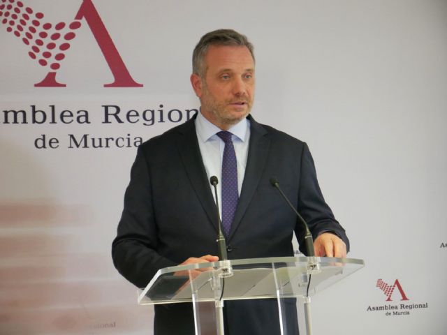 Segado pregunta a Lucas si 'no va a acudir a la Asamblea hasta el día que tenga que hacerlo como diputado de la oposición'