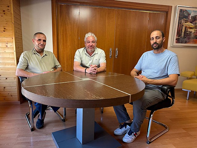 Ginés Campillo, alcalde de Mazarrón, se reúne con representantes de la comunidad islámica de Mazarrón y Puerto para fortalecer el diálogo y la convivencia tras los hechos de Torre Pacheco