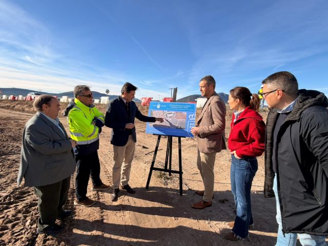 Fomento refuerza la seguridad vial en la pedanía caravaque&ntilde;a de Archivel con la construcción de una glorieta junto al instituto