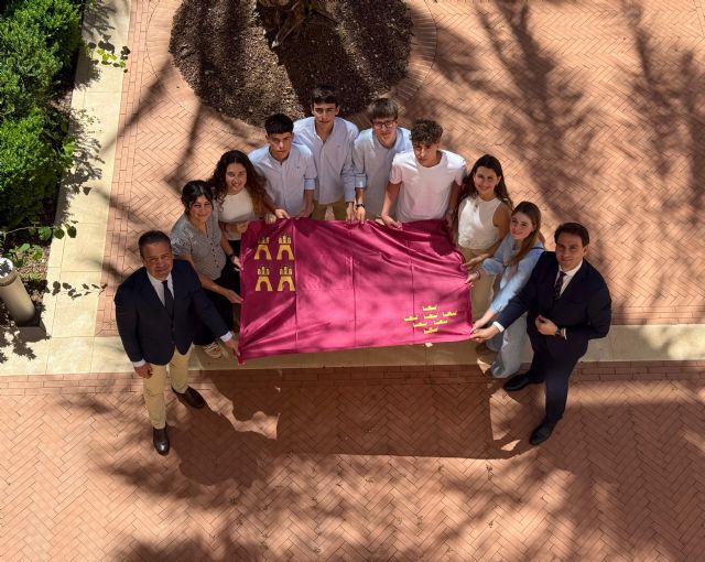 Los ocho jóvenes de la Región que participarán en la Ruta Quetzal 2026 visitan el Palacio de San Esteban