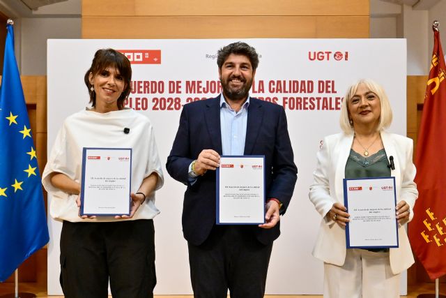 López Miras firma con CCOO y UGT el acuerdo para mejorar las condiciones de los bomberos forestales y aumentar el número de efectivos