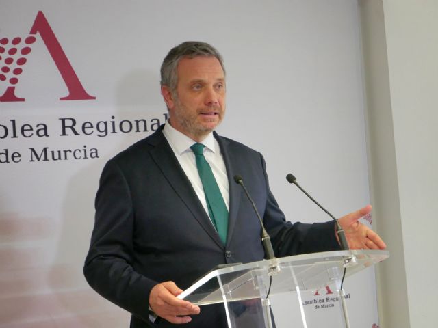 El PP denuncia que Lucas 'abandona a los ayuntamientos ante el caos de la regularización masiva de inmigrantes impuesta por Sánchez'