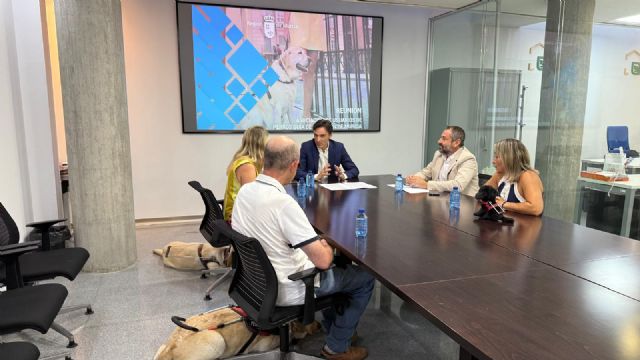 El Gobierno regional dise&ntilde;a una línea de ayudas pionera para reforzar la autonomía y movilidad de los usuarios de perros guía