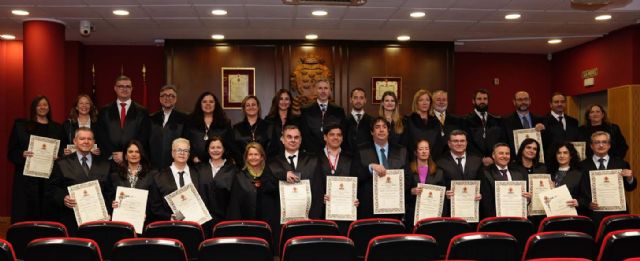 La abogacía de Murcia reconoce el trabajo de excelencia con las medallas de Plata a los letrados que han ejercido en los últimos 25 años