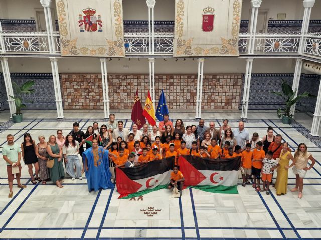 La Asamblea Regional de Murcia recibe a los menores saharauis del Programa “Vacaciones en Paz”