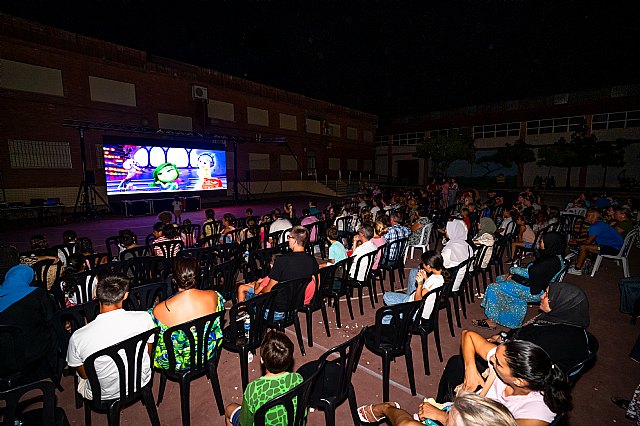 Cerca de 300 personas disfrutan del cine en Playasol 1