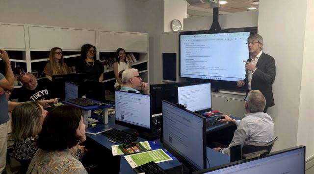 La Comunidad ense&ntilde;a a usar la administración digital a una treintena de personas mayores y personas con discapacidad