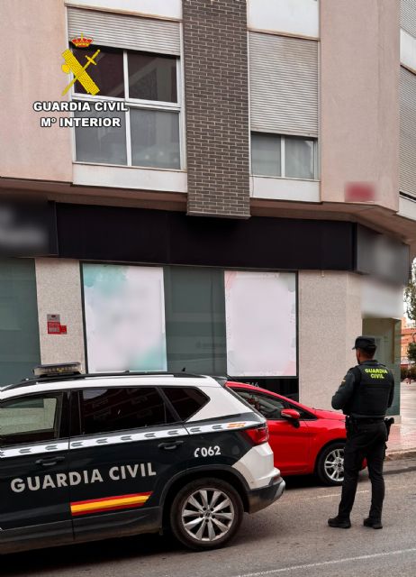 Un guardia civil fuera de servicio rescata a una mujer del incendio de su vivienda en Mazarrón