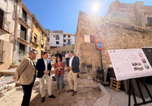 Fomento mejora el entorno paisajístico de la Puerta de Santa Ana y la iglesia de la Soledad de Caravaca de la Cruz