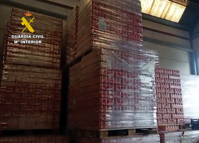 La Guardia Civil interviene en un almacén de Los Alcázares más de 200.000 latas de bebidas con deficiencias en el etiquetado