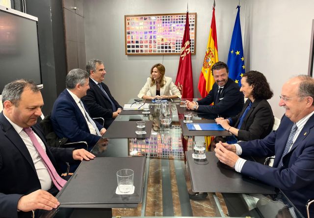 El Gobierno regional adaptará la formación a las necesidades del sector industrial para impulsar la creación de empresas auxiliares en Cartagena