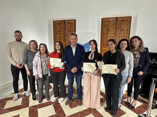 Laura Hernández, Elena Hernández y Malak El Hamdaoiu, ganadoras del XV Certamen Declara-té
