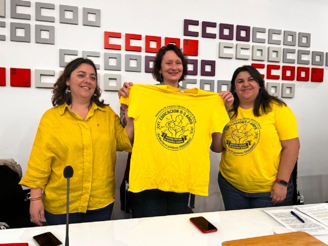 Las educadoras infantiles y las familias llevan a la Asamblea Regional sus reivindicaciones laborales: 'Nosotras no guardamos, educamos'