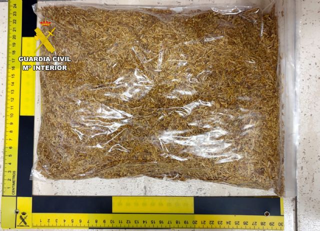 La Guardia Civil sorprende en Mazarrón a un conductor sin carné y con 25 kilos de tabaco de contrabando